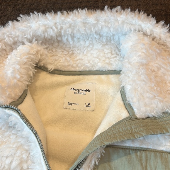 Abercrombie & Fitch Sherpa Jacket with Olive Accents and Stand-Up Collar - Picture 6 of 9